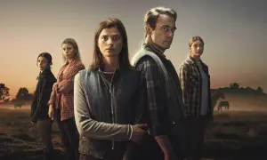 En familj står i en dimmig åker med hästar i bakgrunden. En ny svensk serie som utlovar drama och mystik.