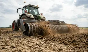 Traktor z wałem uprawowym przygotowuje pole. Zastanawiasz się, co najlepiej uprawiać dla zysku?