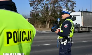 Policjant z Lubuskiej Policji mierzy prędkość. Kierowca przekroczył prędkość o 50 km/h.