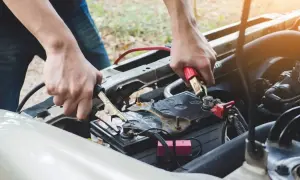 Jak odpalić auto bez prostownika? Bezpieczne metody awaryjne