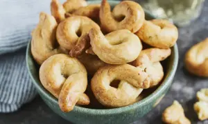 Schüssel mit knusprigen Taralli, perfekt für ein einfaches Taralli Rezept.