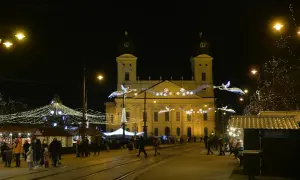 Nocny jarmark w Debreczynie. Plac przed kościołem Reformowanym, udekorowany świątecznymi iluminacjami, przyciąga tłumy.
