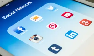Ekran tabletu z ikonami aplikacji społecznościowych: Facebook, Instagram, Twitter, YouTube, Pinterest, LinkedIn, Google+. Szukasz, gdzie znaleźć ukryte posty na FB?
