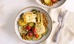 Assiette de légumes rôtis (courgettes, fenouil, tomates) avec pois chiches et feta. Une recette végétarienne inspirée d'une vieille recette de poisson.