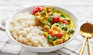 Pyszne dania na ciepło bez mięsa: ryż z aromatycznym curry warzywnym, pomidorkami i szpinakiem.