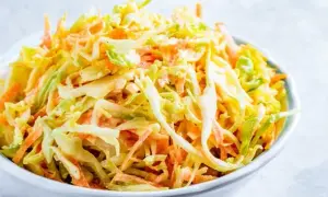 Jak zrobić surówkę z białej kapusty jak z restauracji? Proste!