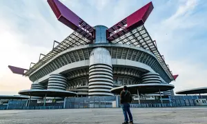 Mężczyzna podziwia imponujący stadion Interu Mediolan, znany jako San Siro.