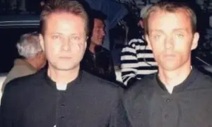 Dwóch mężczyzn w czarnych koszulach, jeden z blizną na policzku, wygląda jakby to oni byli tym, kto dubluje polskie gwiazdy w niebezpiecznych scenach kaskaderskich.