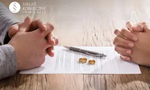 Dwie pary rąk, dokument, długopis i obrączki ślubne na drewnianym stole.