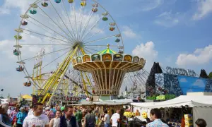 Buntes Treiben auf dem **Karpfhamer Fest** mit Riesenrad, Kettenkarussell und vielen Besuchern.