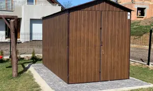 Solidne podłoże pod domek narzędziowy z kostki brukowej, gotowe na nowe przechowywanie.