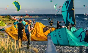 Bezpieczny kitesurfing: Zrozum wiatr i wybierz sprzęt idealnie!