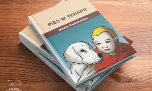 Okładka książki "Pies w terapii" z ilustracją chłopca i psa.