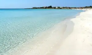Spiaggia di Porto Cesareo con acque cristalline e sabbia bianca. Un paradiso per rilassarsi sotto il sole.