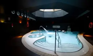 Relájate en el balneario de la Alameda, con su piscina de aguas cálidas y cascada.