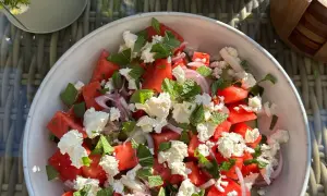 En härlig sommarsallad med saftig vattenmelon, krämig fetaost och färsk mynta. Perfekt för en varm dag!