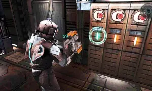 Gracz w skafandrze z bronią w ręku, w mrocznym korytarzu statku kosmicznego. Widok z gry dead space mobile.