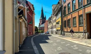 Spacerem po urokliwej uliczce w Oslo, idealnej na weekendowy wypad. W oddali widać kościelną wieżę.