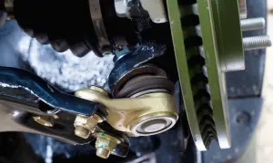 Gros plan sur une rotule de direction neuve, prête à être installée. Le prix du changement de rotule de direction est une préoccupation courante pour les automobilistes.