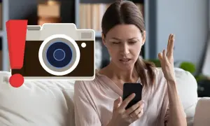 Kobieta z telefonem w dłoni, sfrustrowana błędem kamery Samsung. Obok ikona aparatu z wykrzyknikiem.