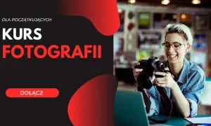 Uśmiechnięta dziewczyna z aparatem, zaproszenie na darmowy kurs fotografii online dla początkujących.