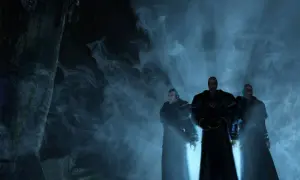 Trzej mężczyźni w czarnych szatach, otoczeni mgłą, jakby wyszli z mrocznego świata, gdzie panują **gothic 2 kody**.