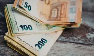 Euro in banconote da 50, 100 e 200. Il denaro è pronto per l'acquisto di una casa in comunione dei beni.