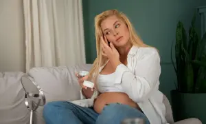 Kobieta w ciąży stosuje kosmetyki w ciąży mamaginekolog, dbając o swoją skórę.