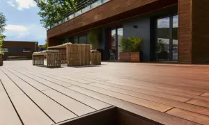 Terrazza in legno con mobili da esterno. La posa a secco, meglio sabbia o ghiaia, garantisce stabilità e drenaggio.