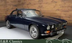 Mörkblå Jaguar XJ6 till salu, en klassiker med tidlös elegans. Perfekt för dig som söker en lyxig och stilfull bil.
