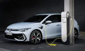 Jasnoniebieski Volkswagen Golf GTE podłączony do stacji ładowania e-Station.