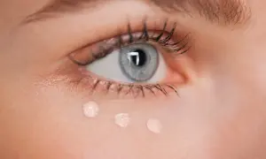 Korektor Maybelline z gąbeczką nie działa? To nie wada! Aktywuj go!