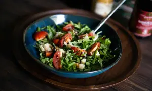 Frischer Rucola Salat mit Tomaten und Parmesan, beträufelt mit Balsamico. Ein Genuss für jeden Tag.