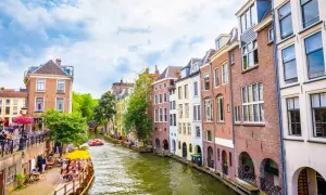 Utrecht geheimtipps: malerische Grachten mit Cafés und Booten, umgeben von historischen Häusern.