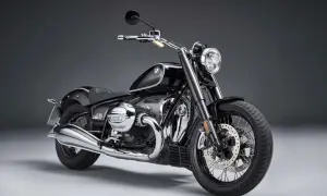 Elegancki, czarny motocykl BMW R 1800 z chromowanymi elementami, gotowy na podróż.