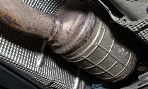 Podwozie samochodu z widocznym katalizatorem. Czy po usunięciu dpf auto dymi? To pytanie nurtuje wielu kierowców.