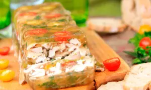 Un appétissant lapin en gelée, garni de tomates cerises et d'herbes, prêt à être dégusté avec du pain frais.