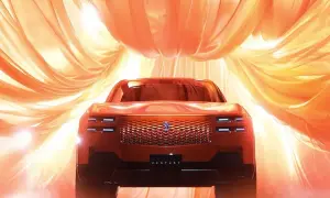 Nowy Toyota Century w pomarańczowym odcieniu, otoczony falującymi, złotymi tkaninami, prezentuje swoją luksusową kratę i reflektory.