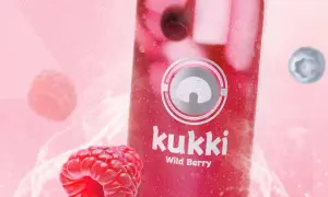 Kukki Wild Berry Drink mit Himbeeren und Blaubeeren auf pinkem Hintergrund.