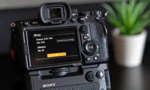 Menu aparatu bezlusterkowego Sony pokazuje wersję oprogramowania korpusu i obiektywu. Jak zrozumieć menu bezlusterkowca?