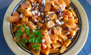 Salade de carottes à la marocaine, coupées en dés et garnies de persil frais et de noisettes concassées. Un délice coloré.