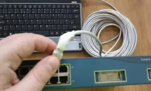Jak podłączyć komputer do internetu przez kabel - proste kroki i porady