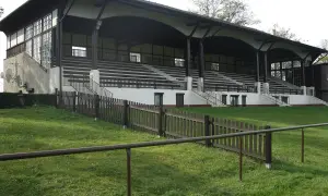 Trybuna dla widzów na torze wyścigów konnych w Poznaniu.