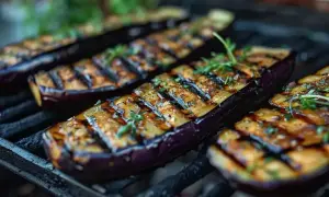 Grillowane połówki bakłażana, przyprawione ziołami, idealne do przygotowania pysznego dania. Oto jak przyrządzić bakłażana na grillu!