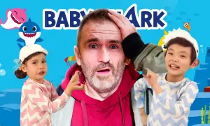 Zaskoczony mężczyzna otoczony przez dzieci i animowane rekiny, w tle napis "Baby Shark" – piosenka, która podbiła świat.