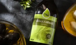 Butelka oliwy z oliwek extra virgin. Ile kcal ma łyżka oliwy z oliwek? Około 120 kcal.