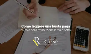 Mani che scrivono su un quaderno, fogli, smartphone con calcolatrice e occhiali. Il testo parla di come leggere la busta paga, calcolando contributi previdenziali e retribuzione.