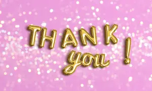 Globos dorados forman "THANK YOU" sobre fondo rosa con luces bokeh. Perfectas frases de agradecimiento para cualquier ocasión.
