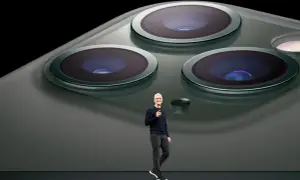 Tim Cook devant le module caméra d'un iPhone 11 Pro Max.