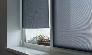 Rolety rzymskie czy plisy: co lepsze do małego okna w bloku?